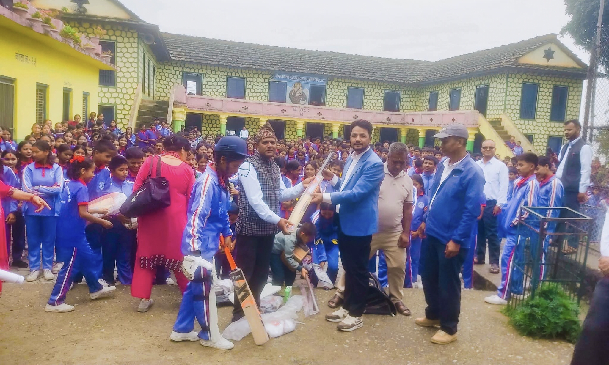 दिपायल सिलगढी–६ द्वारा पद्म पब्लिक विद्यालयलाई खेल सामग्री हस्तान्तरण